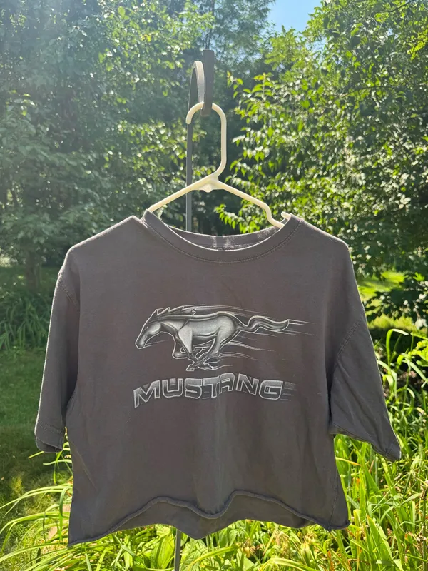 Mustang Graphic Tee Cropped Gray Size M - Image 2