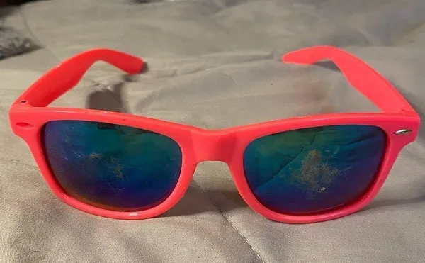Neon pink sunglasses - Image 3