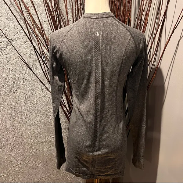 🌺Lululemon Grey Swiftly Tech Long Sleeve Top Size 2🌺 - Image 6