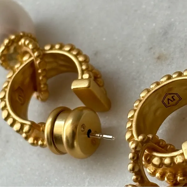 NWOT Gold and White Pearl Hoop Earrings - Image 7