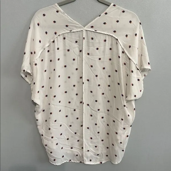 Lush Womens Blouse White Geometric Dot V-Neck Relaxed Short Sleeve M - Image 4