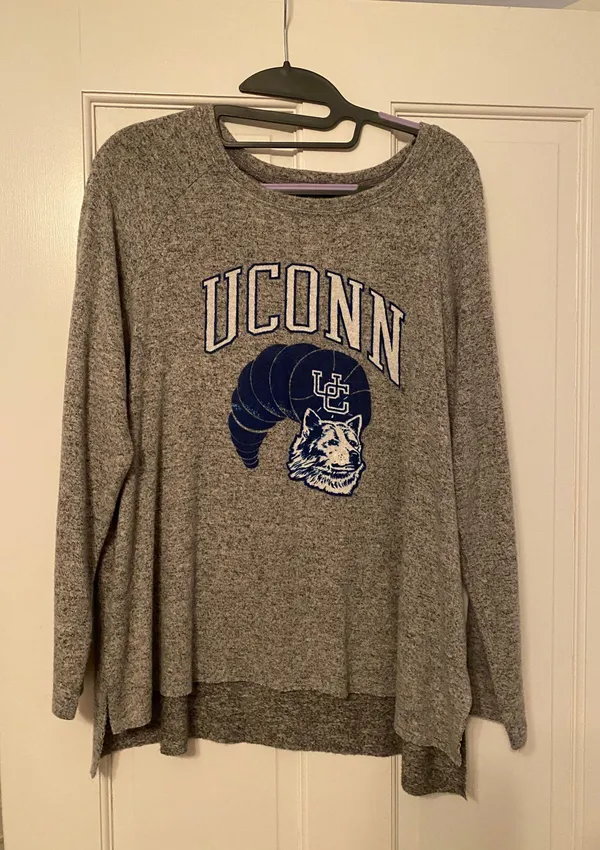 American Eagle UConn long sleeve - Image 4
