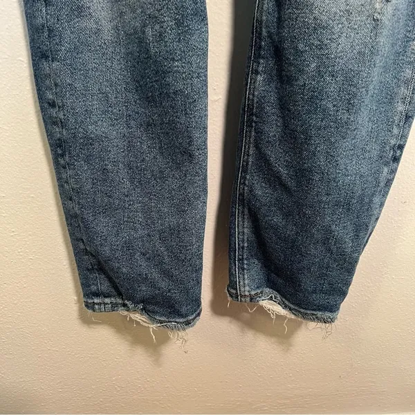 American Eagle Women's Sz 4 Regular Curvy Mom Jean Medium Wash Destroyed Stretch - Image 9
