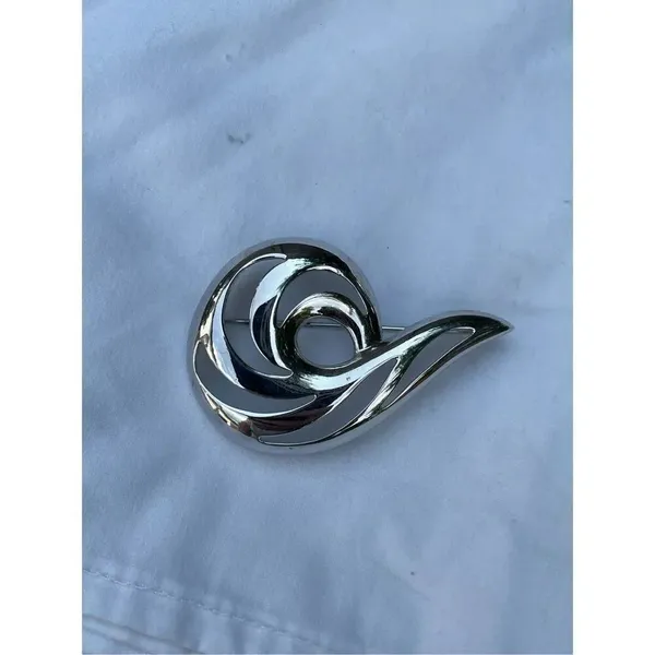 Vintage shiny Monet swirl brooch. Large - Image 4