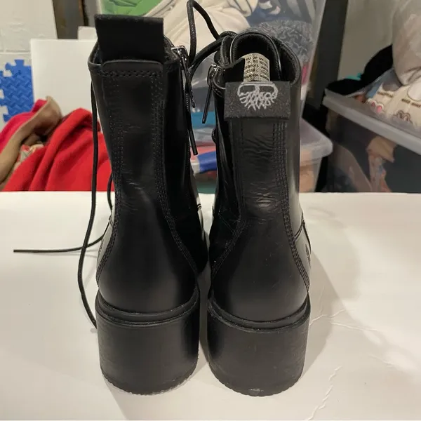 Cute clean lace up Timberland black leather boots 2” block heel classic street - Image 6