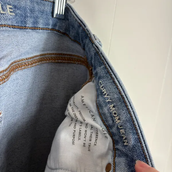 American Eagle Distressed Light Wash Curvy Mom Jeans 12 Reg Stretch High Rise - Image 9