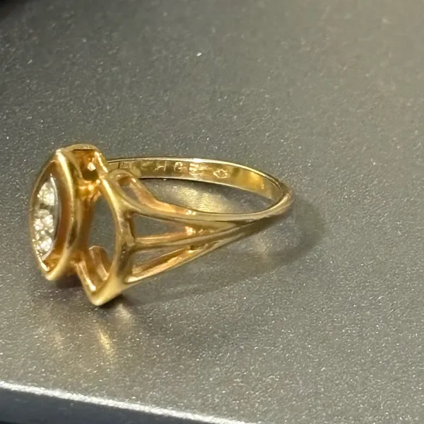 Avon Signed Size 6 Gold Tone Marquise Accent Ring with Clear Stones - Image 8