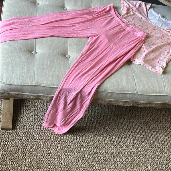 Daisy Fuentes Vintage Pink Floral Two Piece Pajama Set Size Medium - Image 2