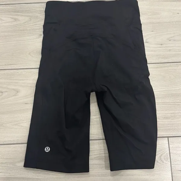 Lululemon black biker shorts size 4 probably only worn once‎ or twice - Image 3