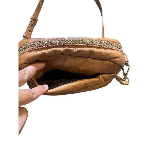 Madewell The Transport Camera Bag: Puff Edition in Warm Hickory Brown - Image 7