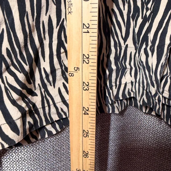 Josephine Chaus Silk Shirt Womens 8 Tan Black Zebra Print Short Sleeve Excellent - Image 6