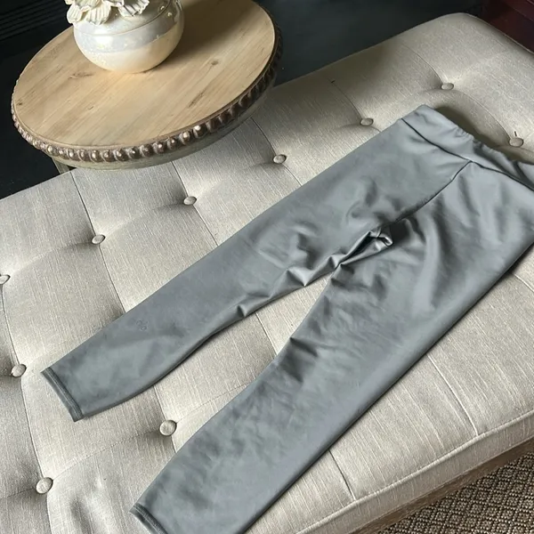 Alo Yoga Grey Cropped Workout Leggings Size Small - Image 7