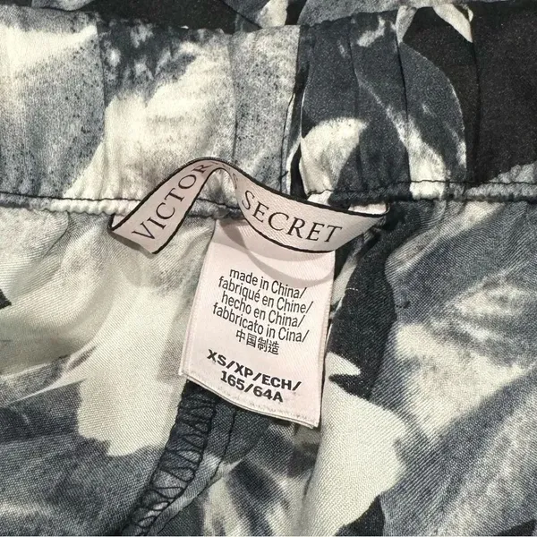 Victoria’s Secret Black White Floral Ruffle Shorts Women’s XS - Image 2