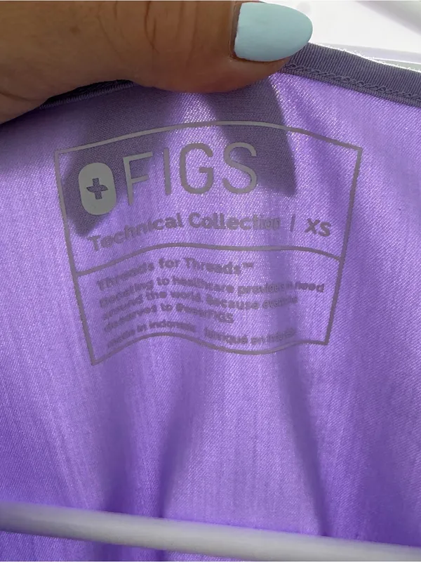 FIGS Casma 3-pocket Scrub Top, XS, Lavender - Image 3