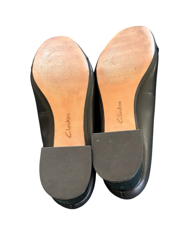 Clarks Marilyn Sara Pumps Black Leather Sz 9/40 Patent Toe Cap Block 1.5” Heel - Image 5