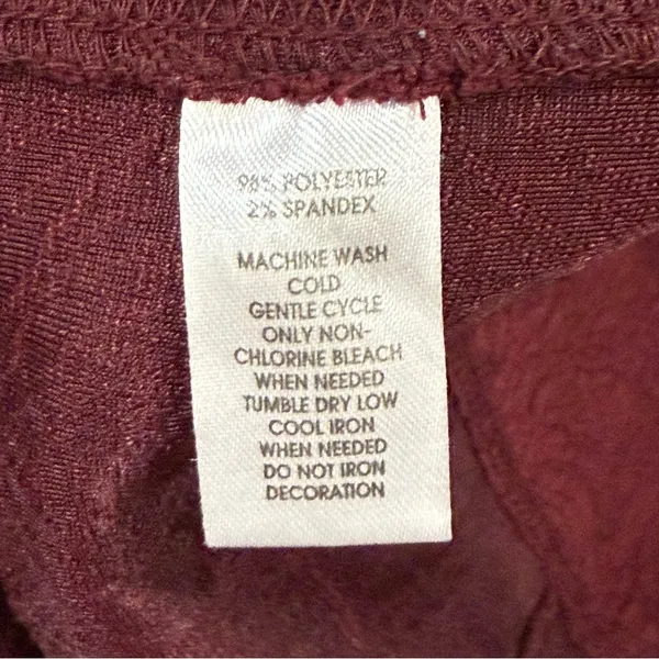 Loft Women's Jacquered Floral Patterned Short-sleeve Burgundy Crewneck Top - Image 9