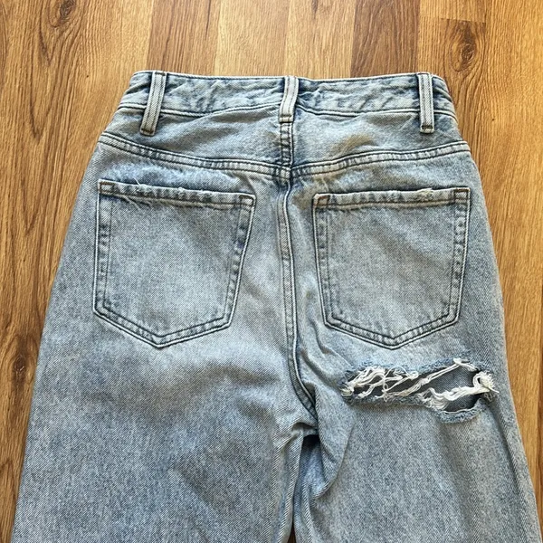 Pacsun 90s Boyfriend Distressed Light Wash Jeans - Image 6