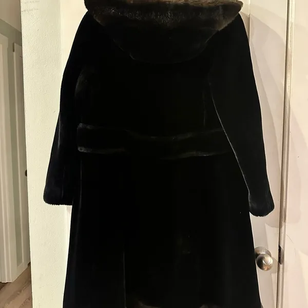 Faux fur black knee length coat. Size S/M - Image 3