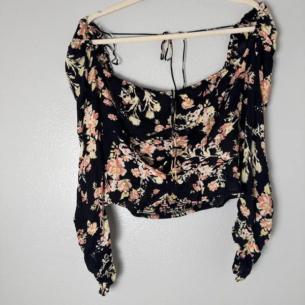 Free People Size-L/G Top Hilary‎ Printed Floral Cropped Black - Image 4