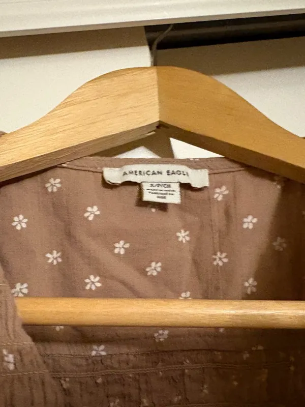 American Eagle Wrap Blouse Small Light Brown Floral Print Short Sleeve Smocked - Image 2