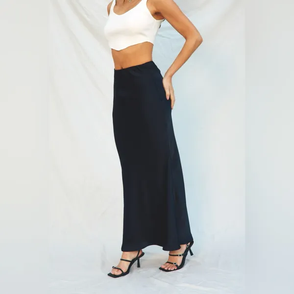 Life of a Party Satin Pull On Maxi Skirt in Noir - Image 4