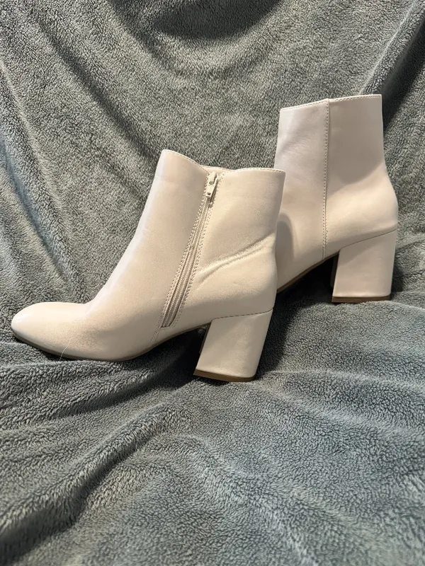 SO Rayven Bone Block Heel Ankle Boots – Size 7 - Image 3