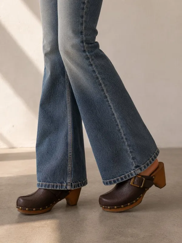 Vintage BCBG Y2k Platform Wooden Leather Clogs Size 8.5 - Image 2