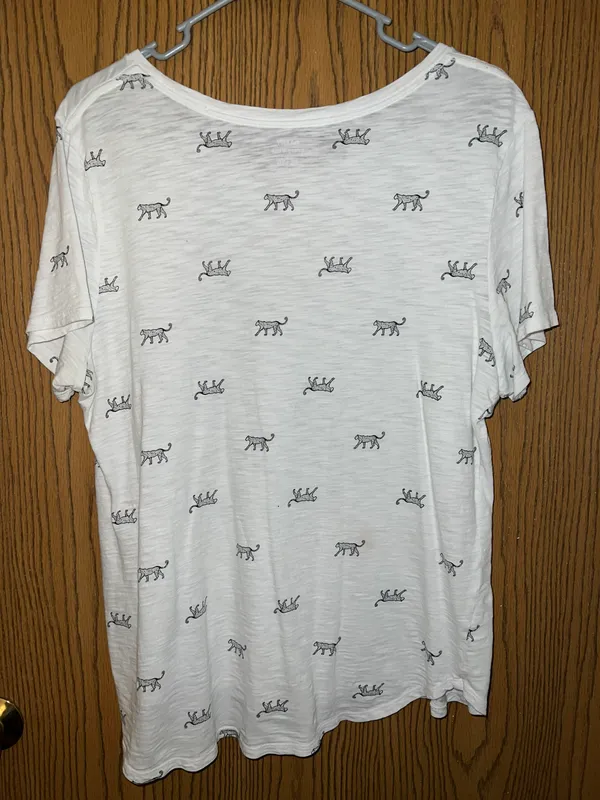 Old Navy Tee - Image 4