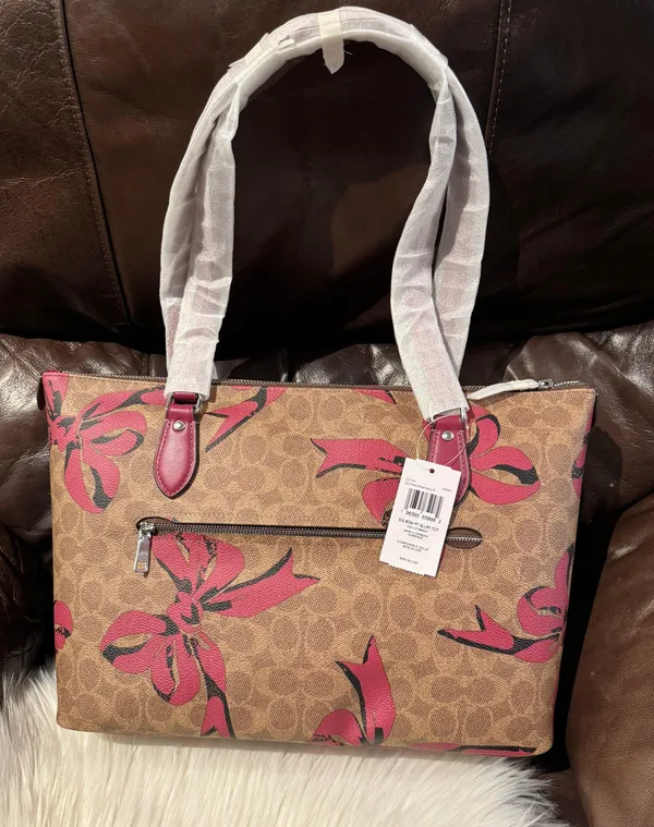 Coach NWT Gallery Tote Bag In Signature Canvas With Bow Print CZ174 - Image 2