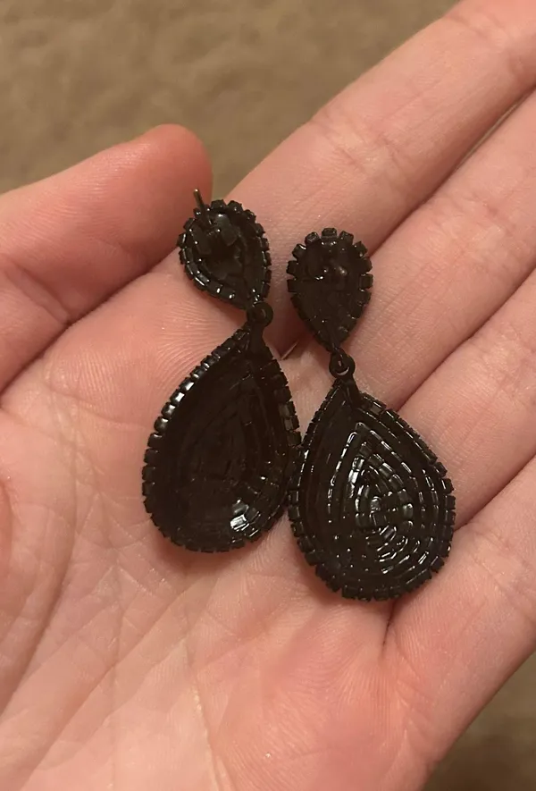Claire Earrings Black - Image 2