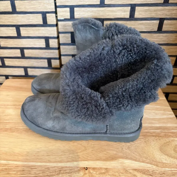 Ugg‎ Bailey Button Gray Boots Size 9-9.5? - Image 2