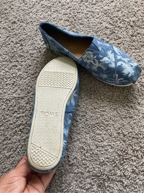 TOMS Women’s Blue/White Floral Slip-On Flats - Image 6