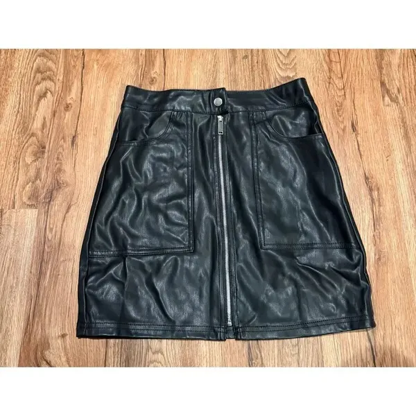 Love Tree black zip front faux leather mini skirt small - Image 2