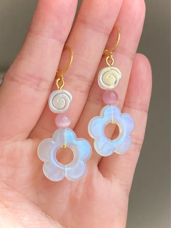 Handmade cute flower & Czech glass swirl beads dangle earrings 💐🌀🩵 - Image 5