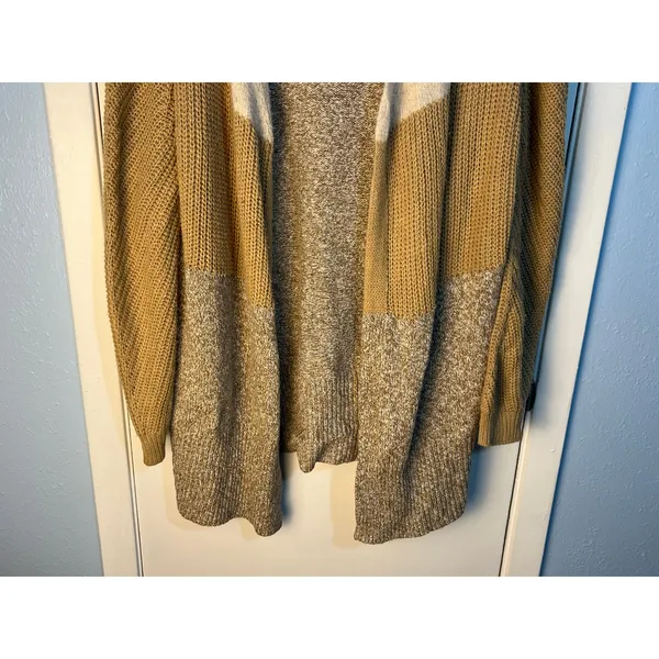 Daytrip Cardigan Chunky Knit Sweater Large Tan Granny Core Cozy Office Fall - Image 3