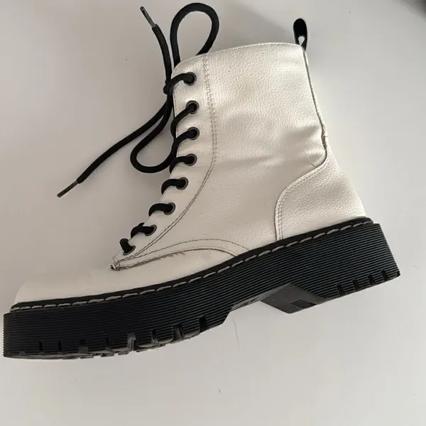 Sincerely Jules Womens White Combat Boots EUC White Size 6 - Image 3