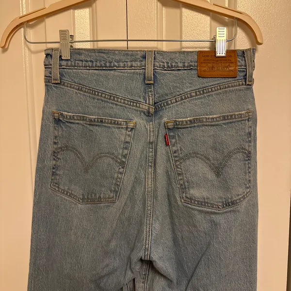 Levi’s High-Waisted Ribcage Straight Jeans - Image 3