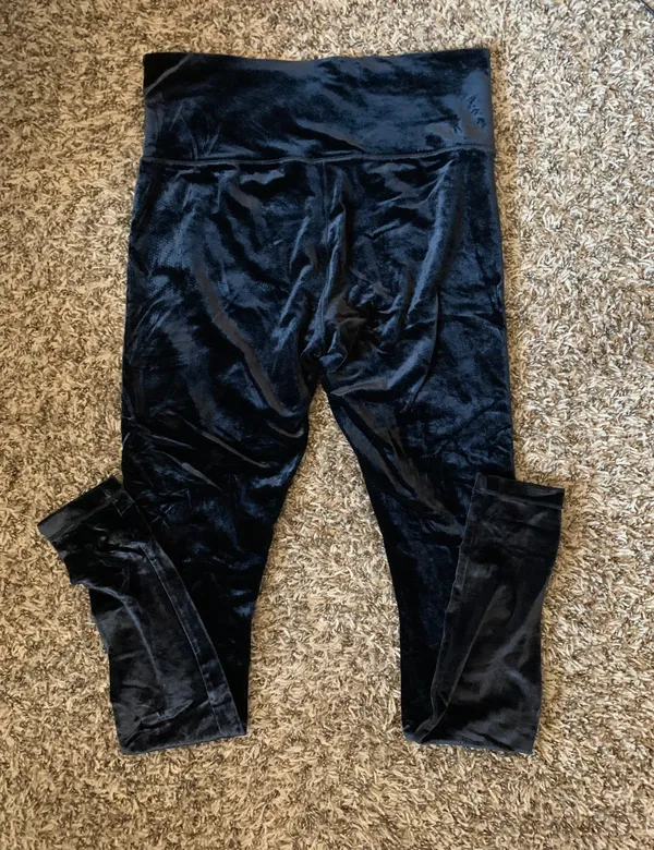 Athleta Elation Velvet Tight Black Medium - Image 6