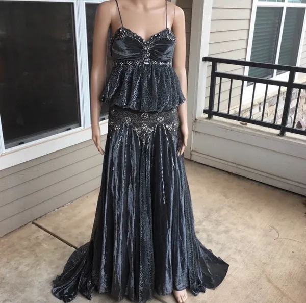 Elegant Black Beaded Peplum Evening Gown - Image 5
