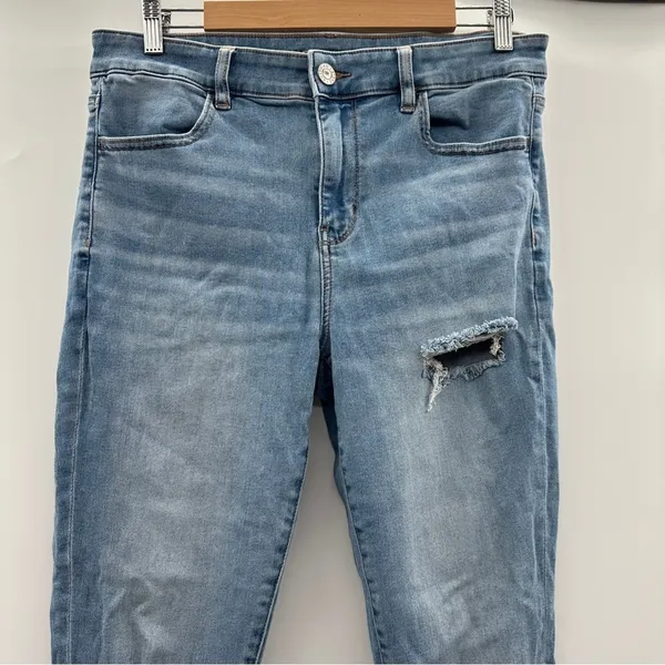 American Eagle Hi-Rise Light Wash Distressed Raw Hem Skinny Jegging‎ Jeans Sz 14 - Image 2