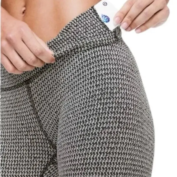 Lululemon High Times‎ Leggings Teeny Tooth Women's 4 White Black Houndstooth - Image 4
