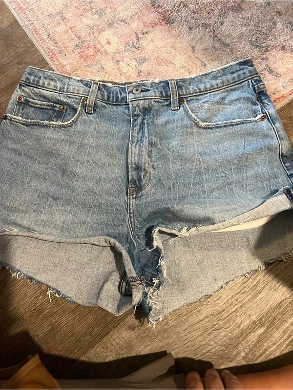 Abercrombie the mom High-Waist Light Blue Denim Cutoff Shorts - Image 5