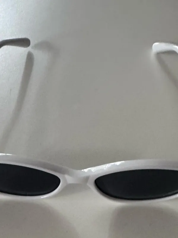 Amazon White Oval sleek trendy sunglasses - Image 3
