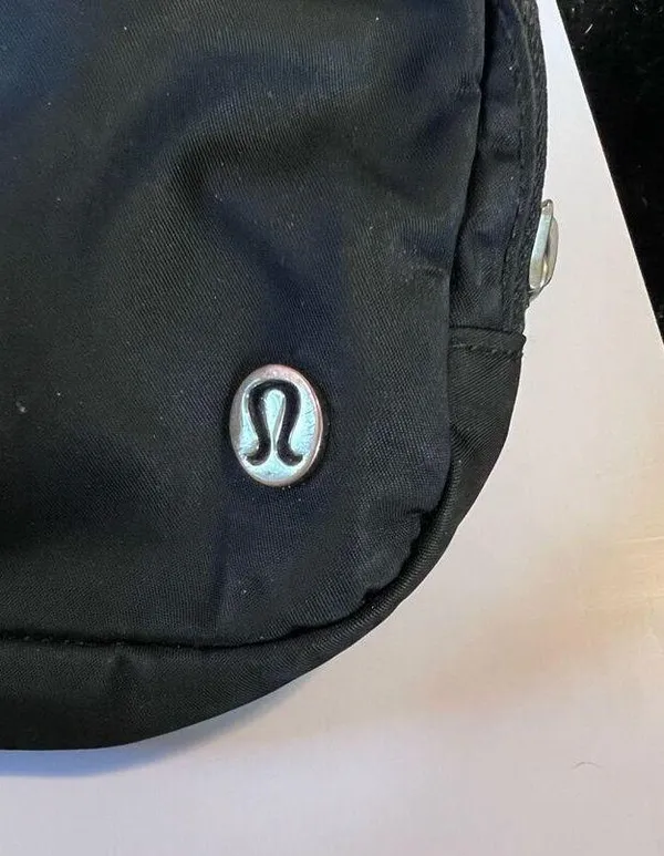 Lululemon Everywhere Belt Bag black yoga exercise - Image 3