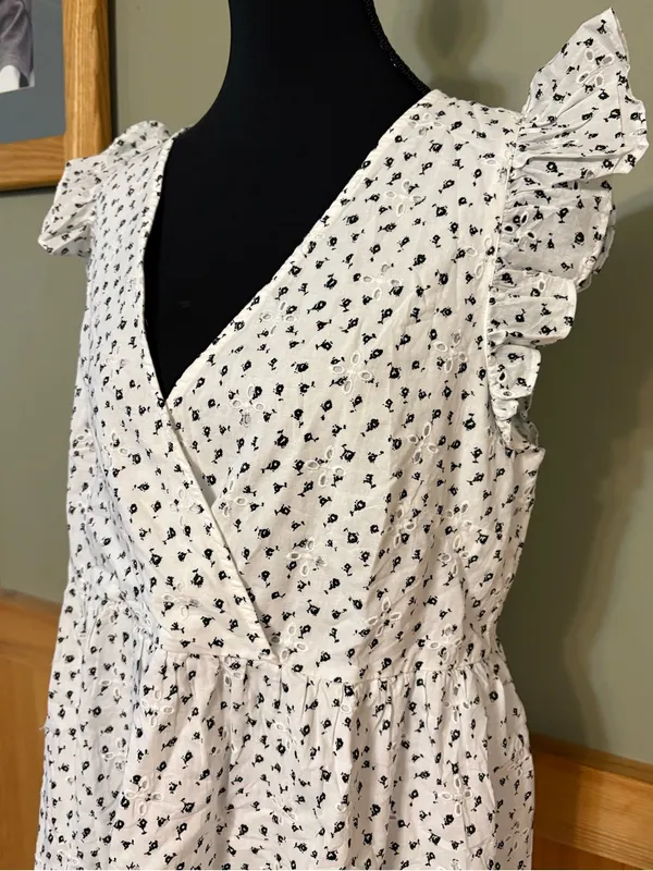LOFT NWT White Mini Dress with Black Floral Print size 6 v-neck, ruffle sleeves - Image 4