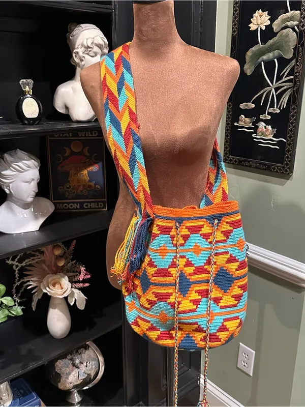 Handcrafted Wayuu Mochila Shoulder Bag – Colorful Geometric Pattern - Image 2