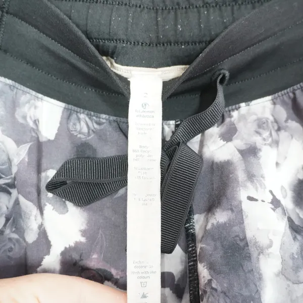 Lululemon Size 2 Hotty Hot Shorts 2.5 Gray Floral Watercolor Running Shorts - Image 7