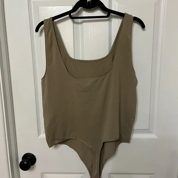 SKIMS 4X thong bodysuit‎ scoop tank tan - Image 3