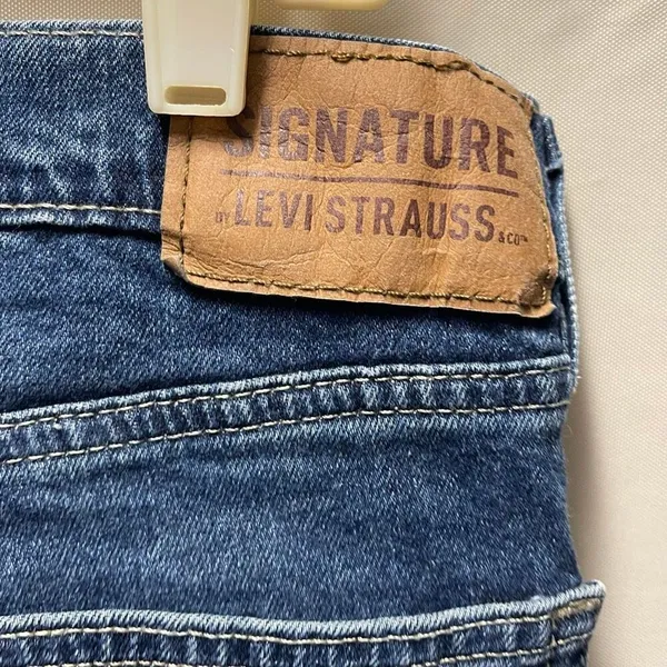 Levi’s woman’s size 30W 32” inseam relaxed fit boot cut jeans - Image 4