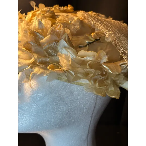 Suzy et Paulette Chapeaux Vintage Floral‎ Pillbox Hat with Veil Champagne Pearl - Image 3